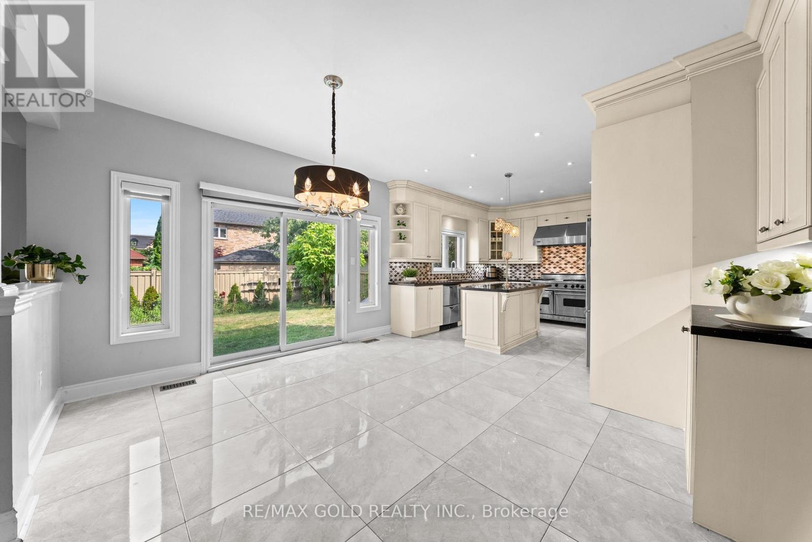 31 Fontainebleu Road, Brampton, Ontario  L6P 1Z1 - Photo 9 - W13663106