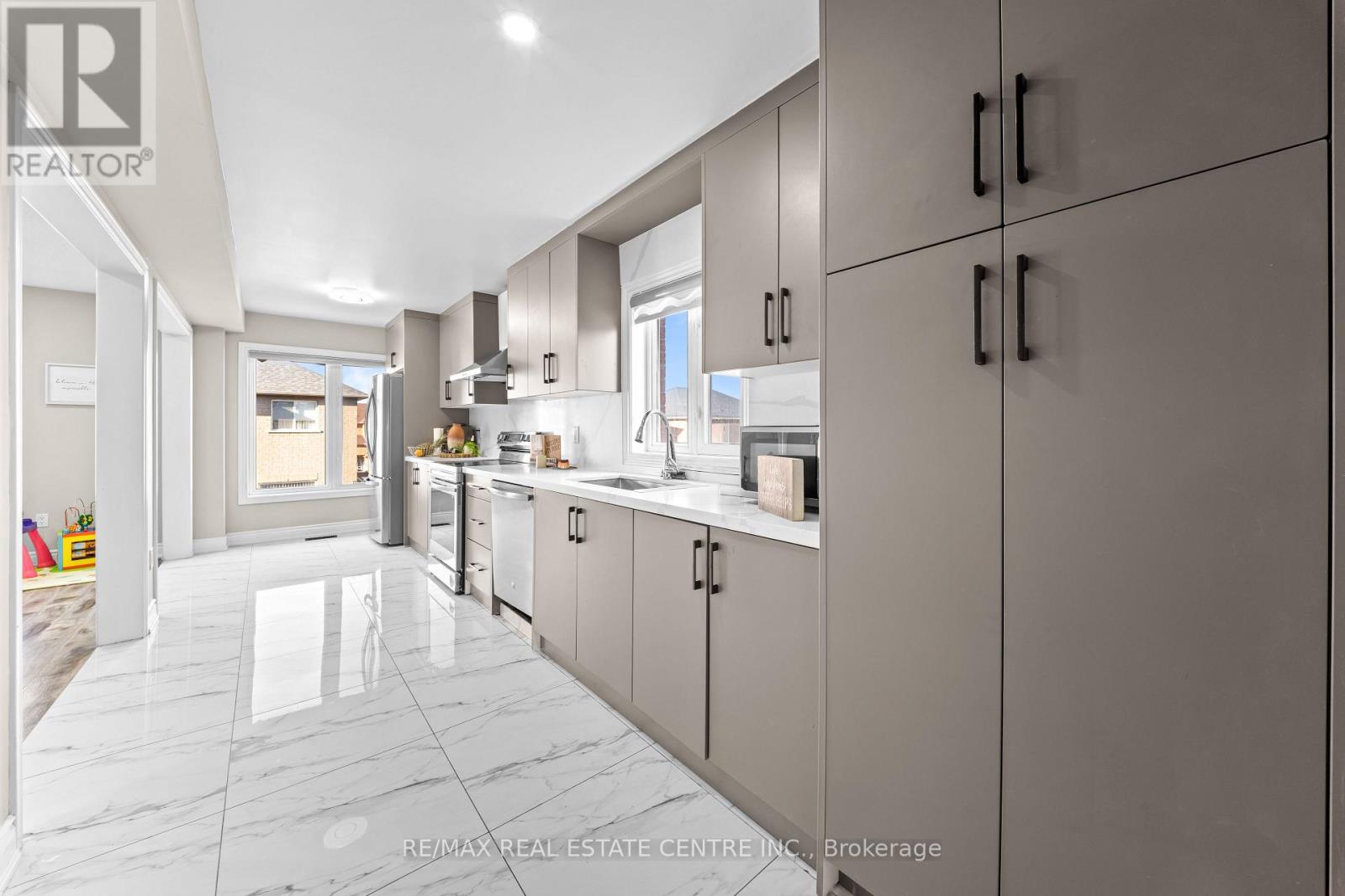 42 Domenico Crescent, Brampton, Ontario  L6P 1H5 - Photo 12 - W13663114