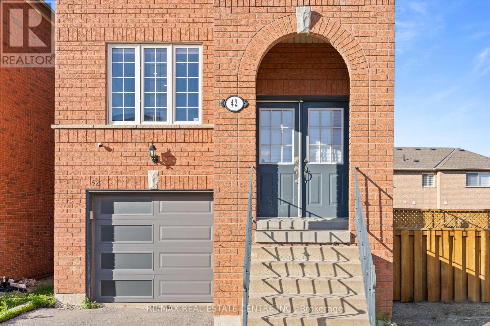 42 Domenico Crescent, Brampton, Ontario  L6P 1H5 - Photo 4 - W13663114