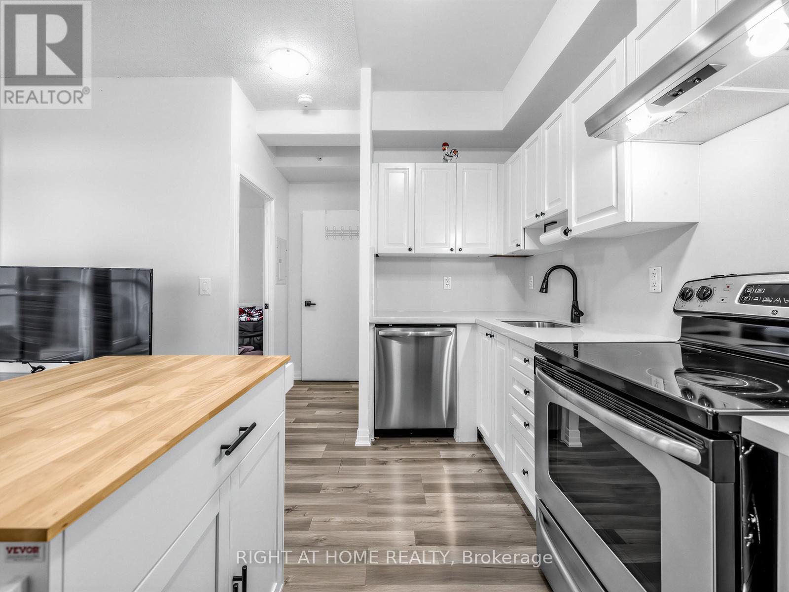 208 - 155 Legion Road N, Toronto, Ontario  M8Y 0A7 - Photo 12 - W13663176