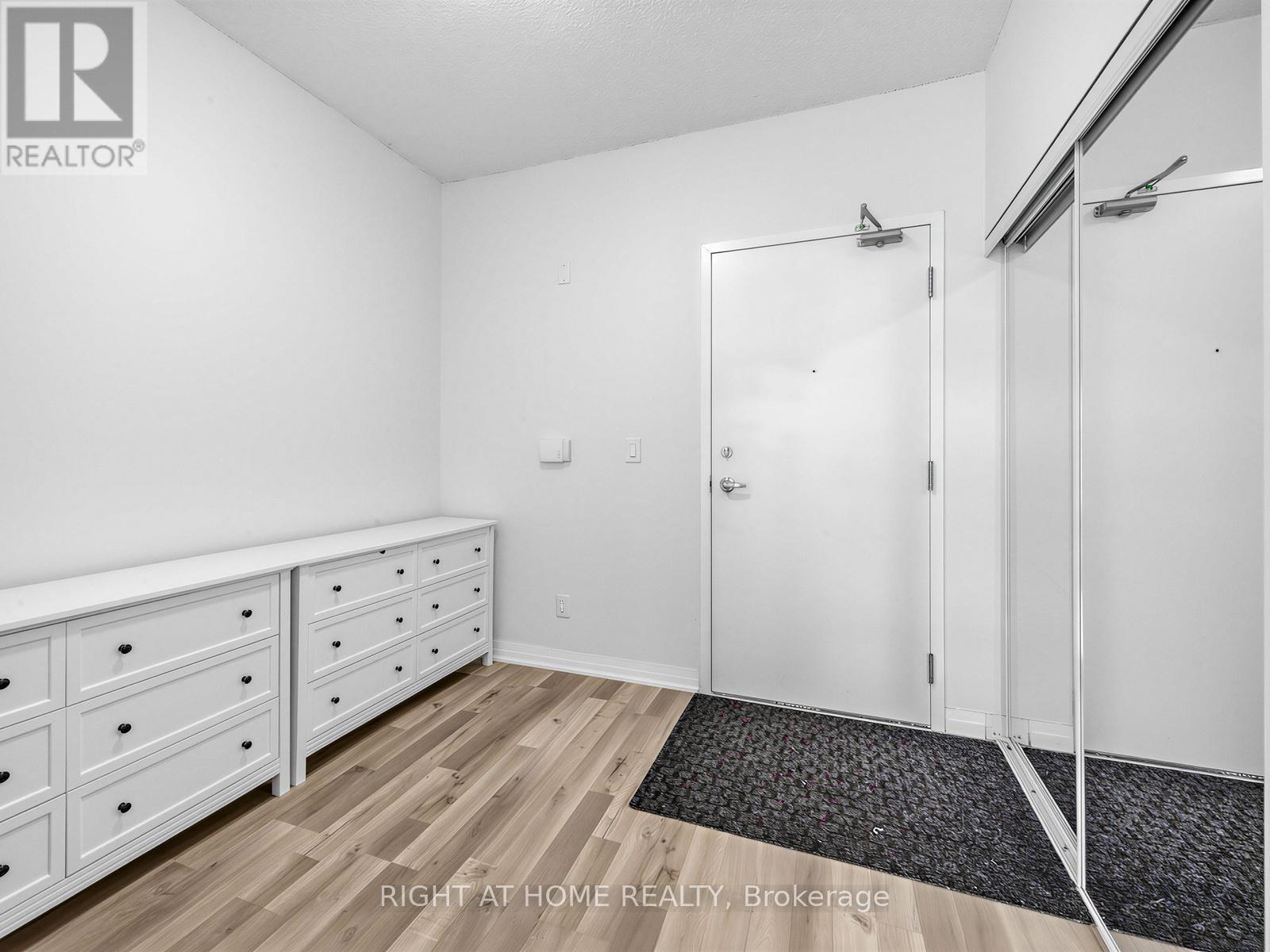 208 - 155 Legion Road N, Toronto, Ontario  M8Y 0A7 - Photo 2 - W13663176