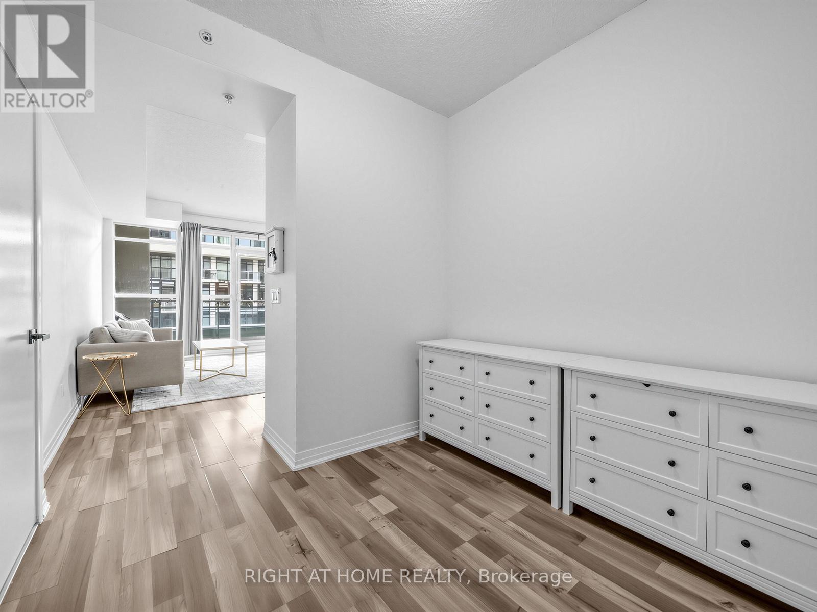 208 - 155 Legion Road N, Toronto, Ontario  M8Y 0A7 - Photo 4 - W13663176