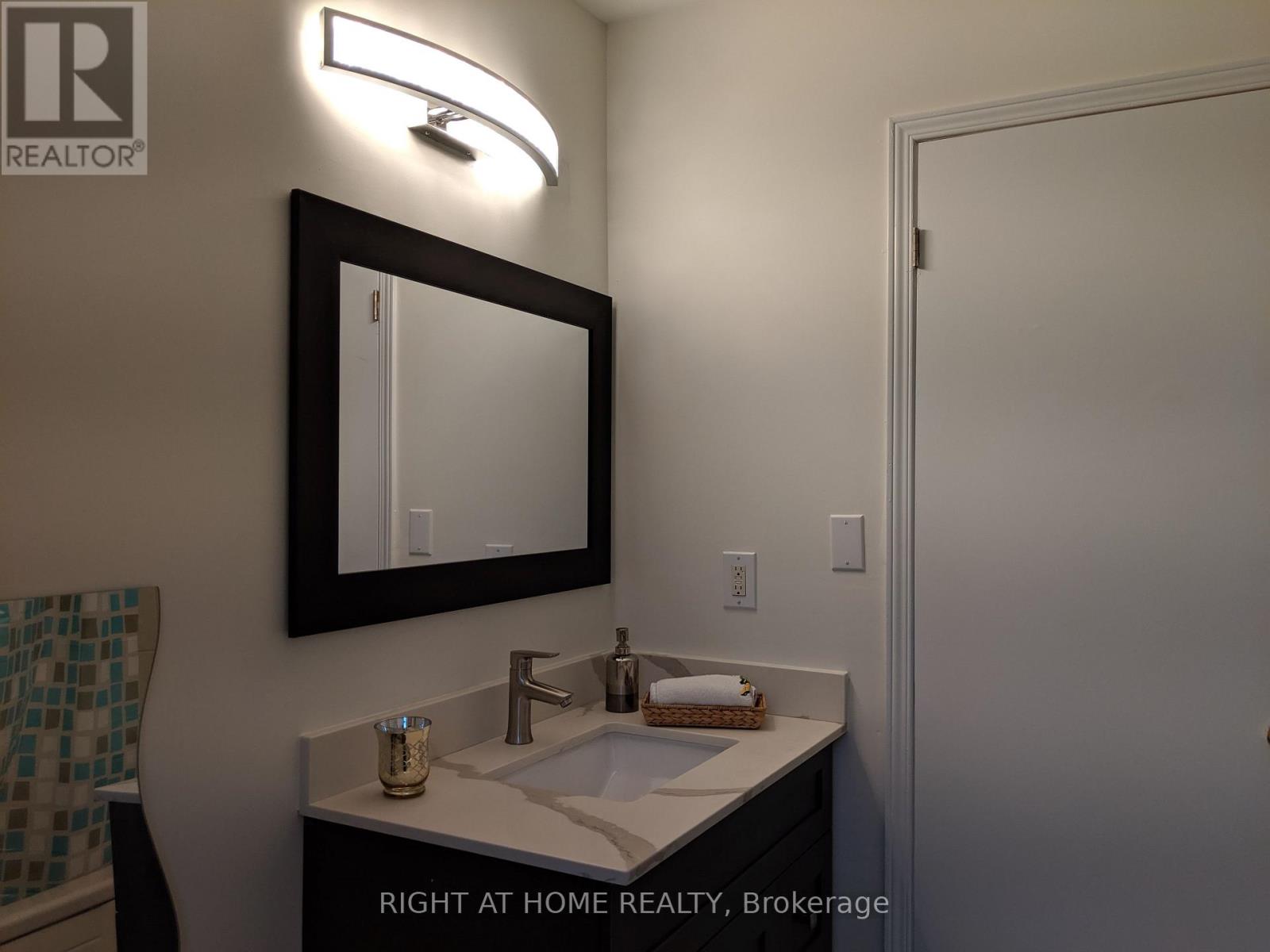Annex Apartment - 2463 Rebecca Street, Oakville, Ontario L6L 2B1 - Photo 11 - W13663252
