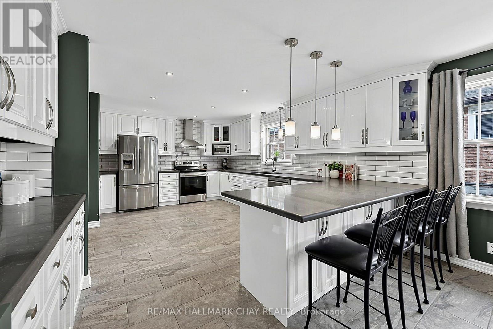 334 Parkwood Avenue, Bradford West Gwillimbury, Ontario  L3Z 2E4 - Photo 10 - N13663154