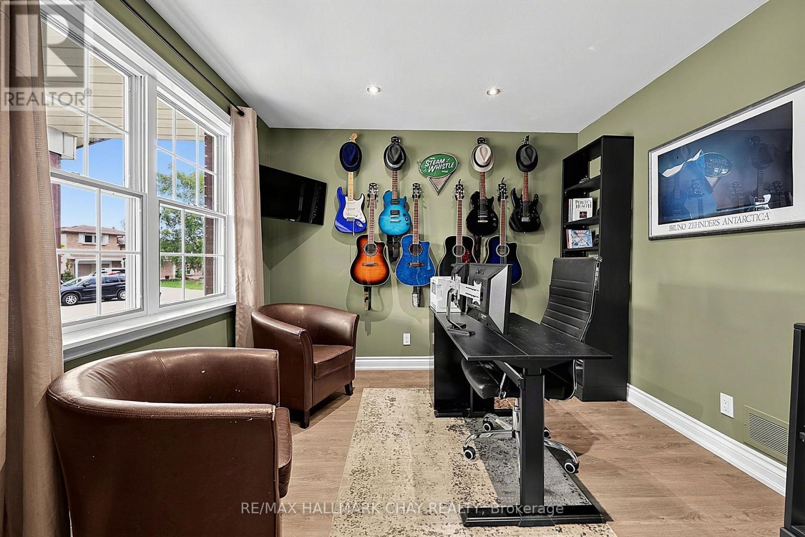 334 Parkwood Avenue, Bradford West Gwillimbury, Ontario  L3Z 2E4 - Photo 4 - N13663154