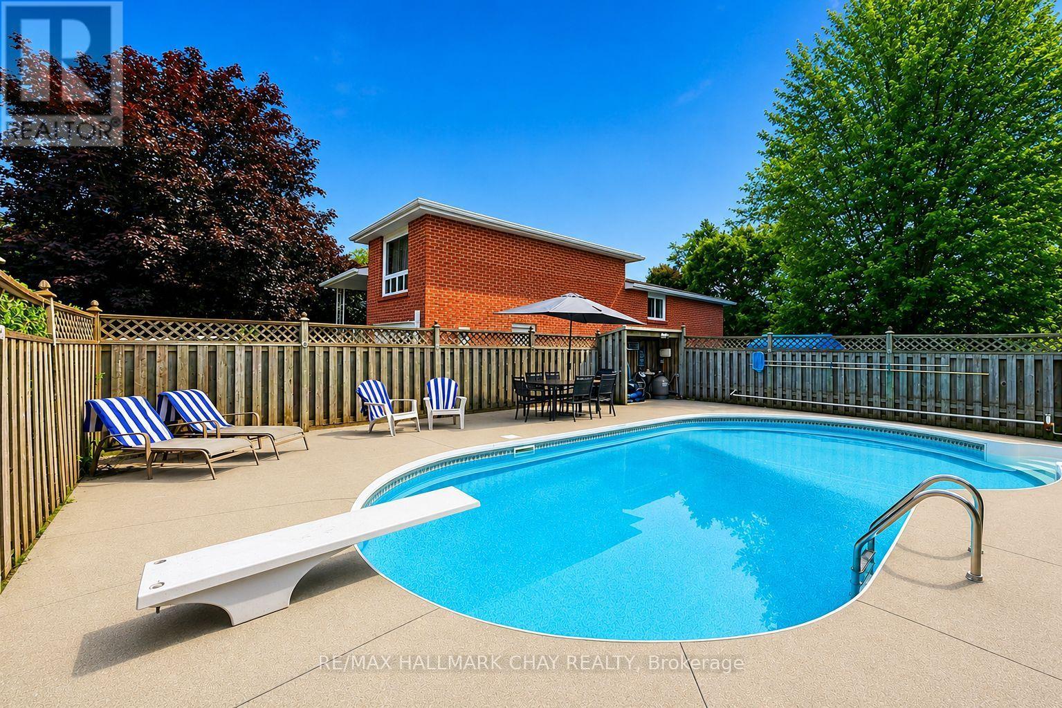 334 Parkwood Avenue, Bradford West Gwillimbury, Ontario  L3Z 2E4 - Photo 2 - N13663154