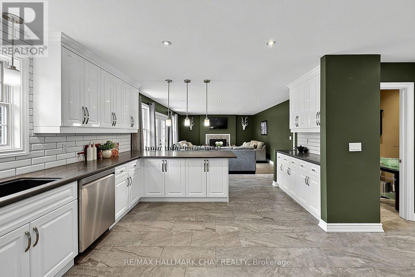 334 Parkwood Avenue, Bradford West Gwillimbury, Ontario  L3Z 2E4 - Photo 8 - N13663154