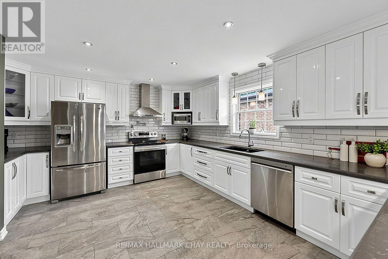 334 Parkwood Avenue, Bradford West Gwillimbury, Ontario  L3Z 2E4 - Photo 9 - N13663154