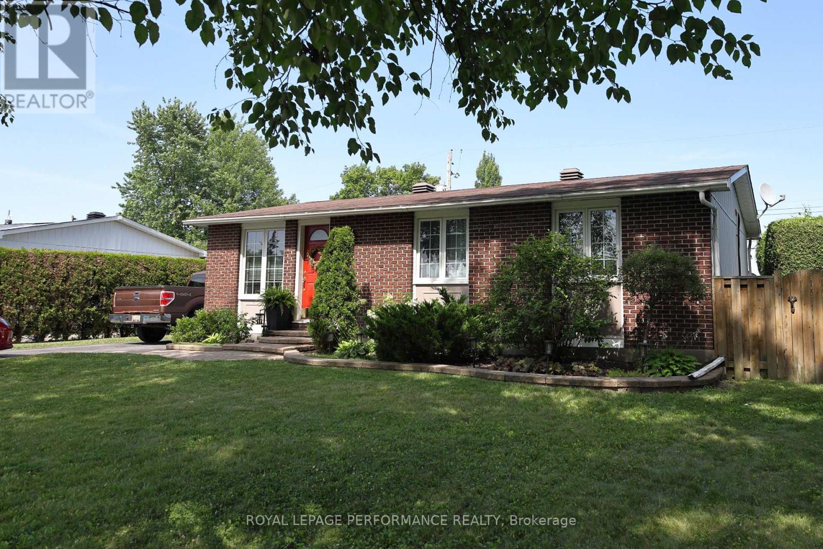 1497 Blackheath Street, Ottawa, Ontario  K1E 1K6 - Photo 2 - X13586924
