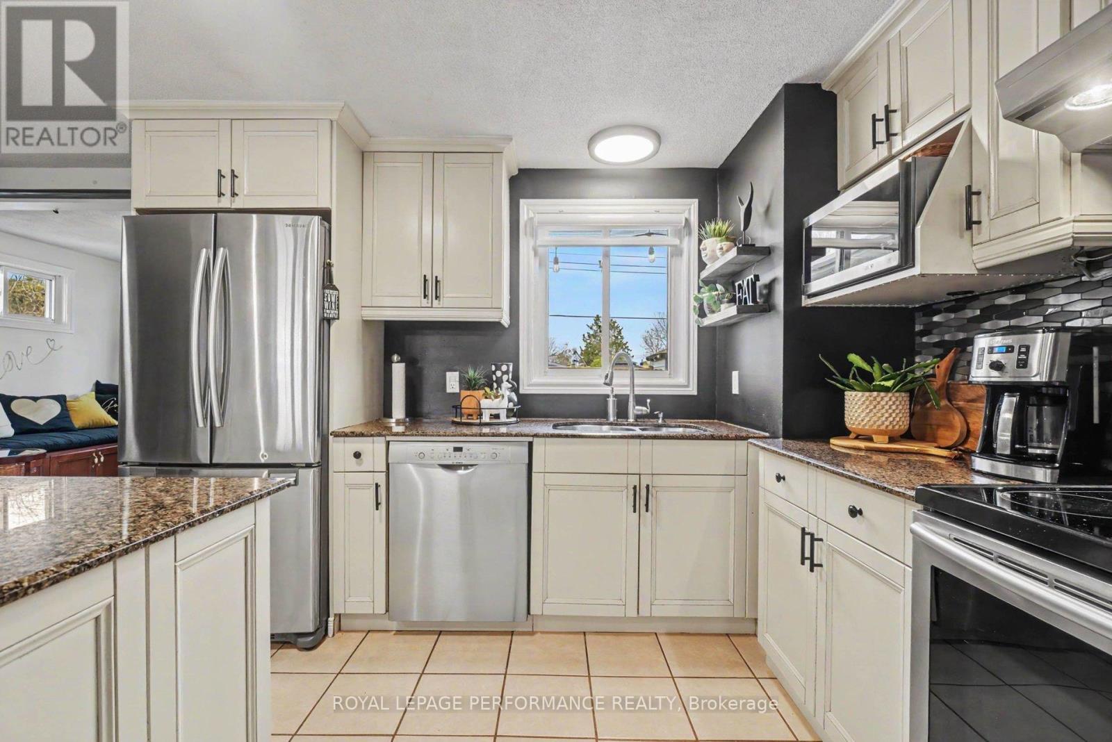 1497 Blackheath Street, Ottawa, Ontario  K1E 1K6 - Photo 4 - X13586924