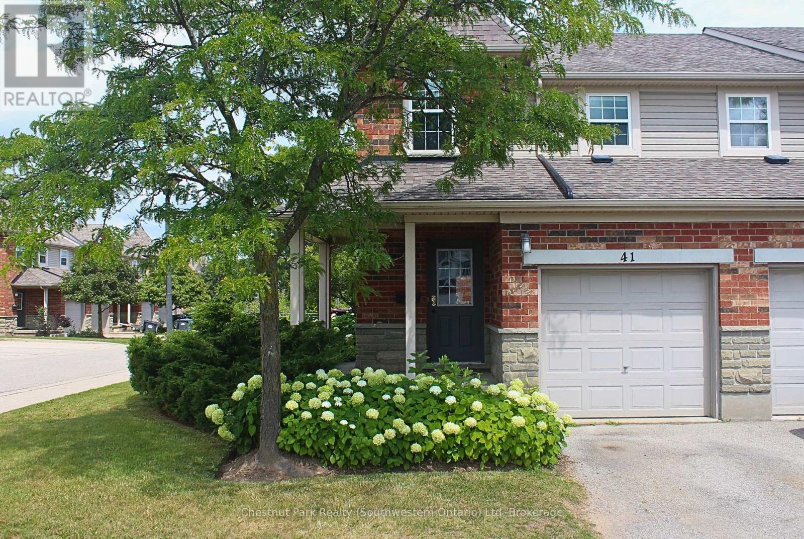 124 Gosling Gardens, Guelph (Clairfields/hanlon Business Park), Ontario  N1G 5K6 - Photo 2 - X13663294