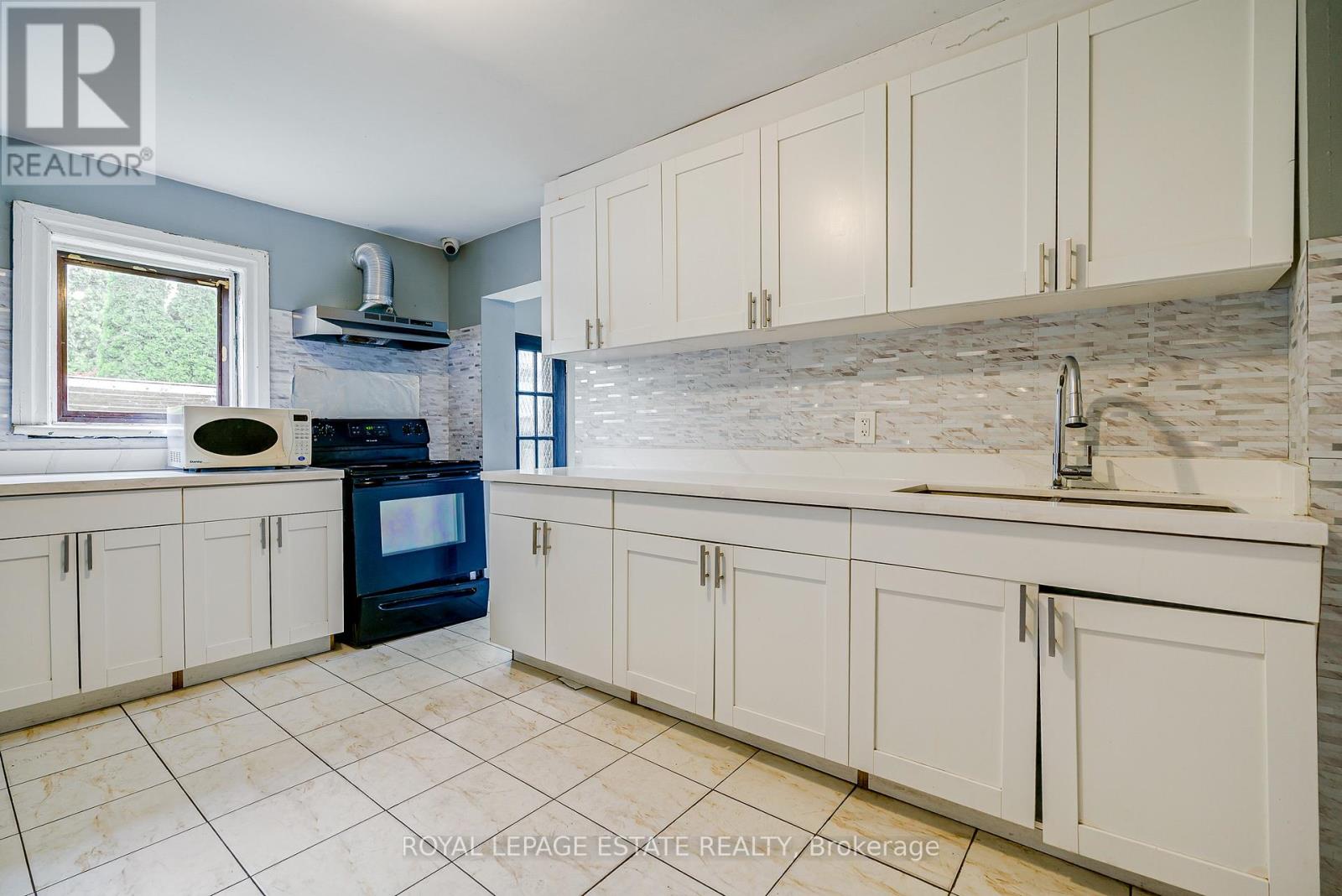 201 Christie Street, Toronto, Ontario  M6G 3B5 - Photo 11 - C13663302