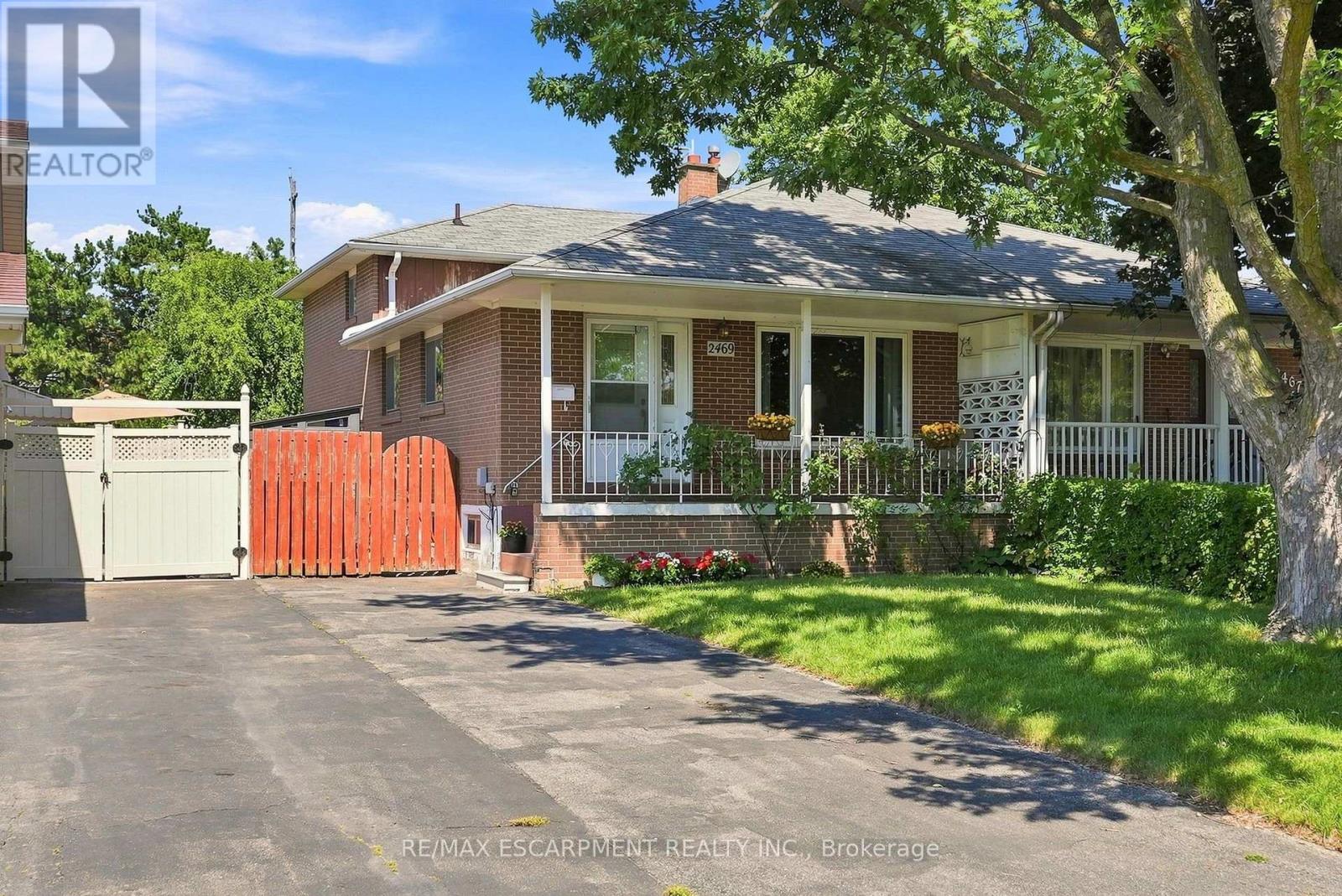 2469 Padstow Crescent, Mississauga, Ontario  L5J 2G2 - Photo 2 - W13663372