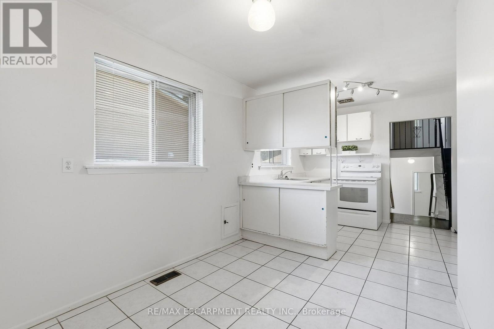 2469 Padstow Crescent, Mississauga, Ontario  L5J 2G2 - Photo 4 - W13663372