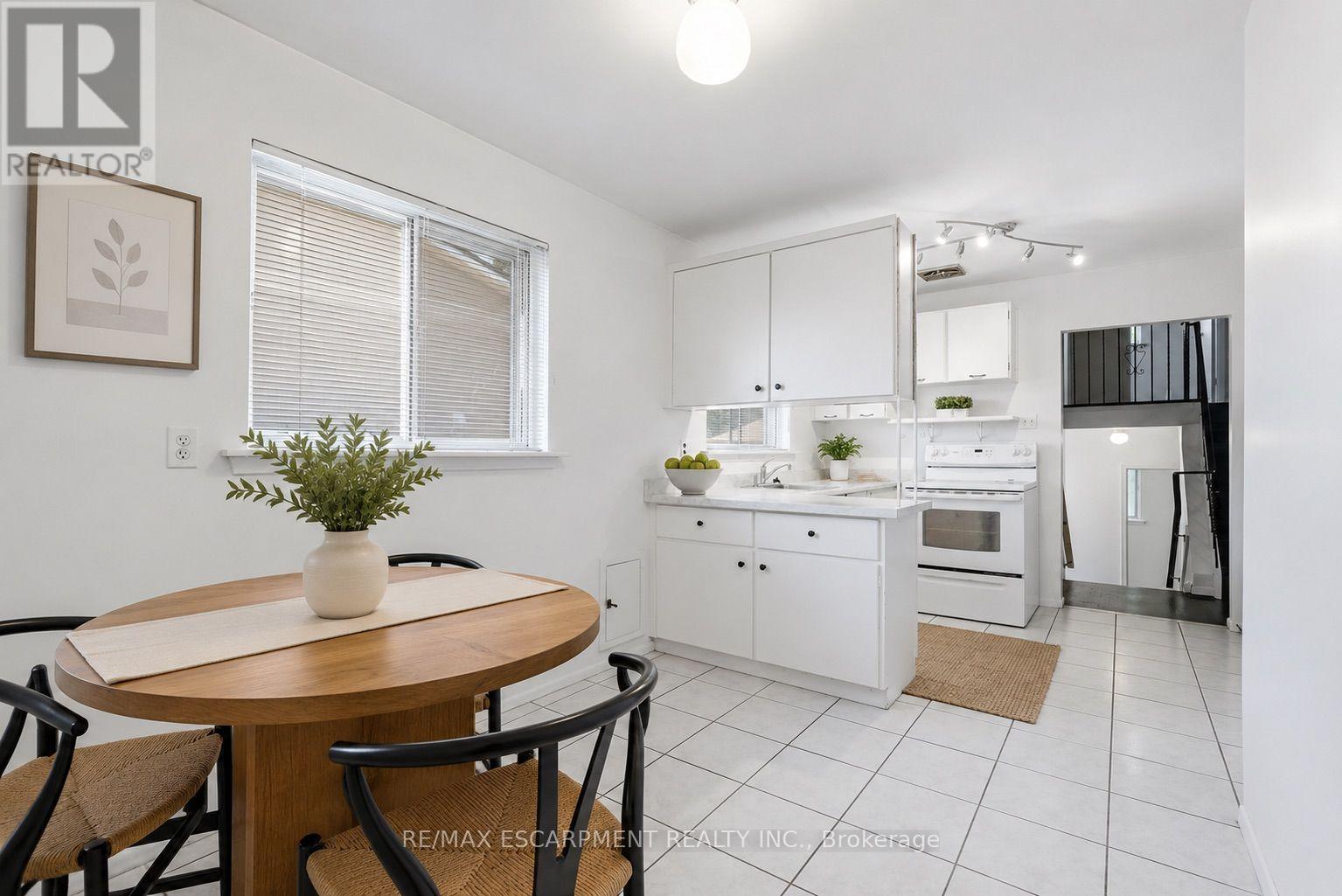 2469 Padstow Crescent, Mississauga, Ontario  L5J 2G2 - Photo 5 - W13663372