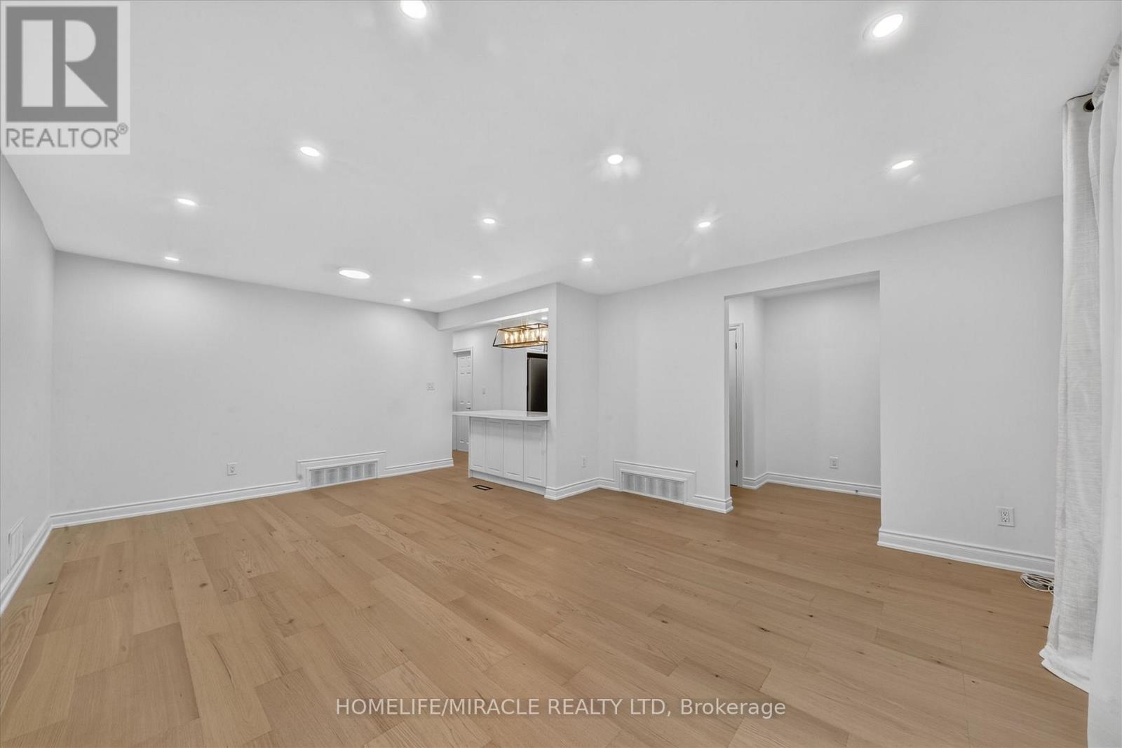 18 Elderfield Crescent, Toronto, Ontario M9C 3K7 - Photo 7 - W13663384