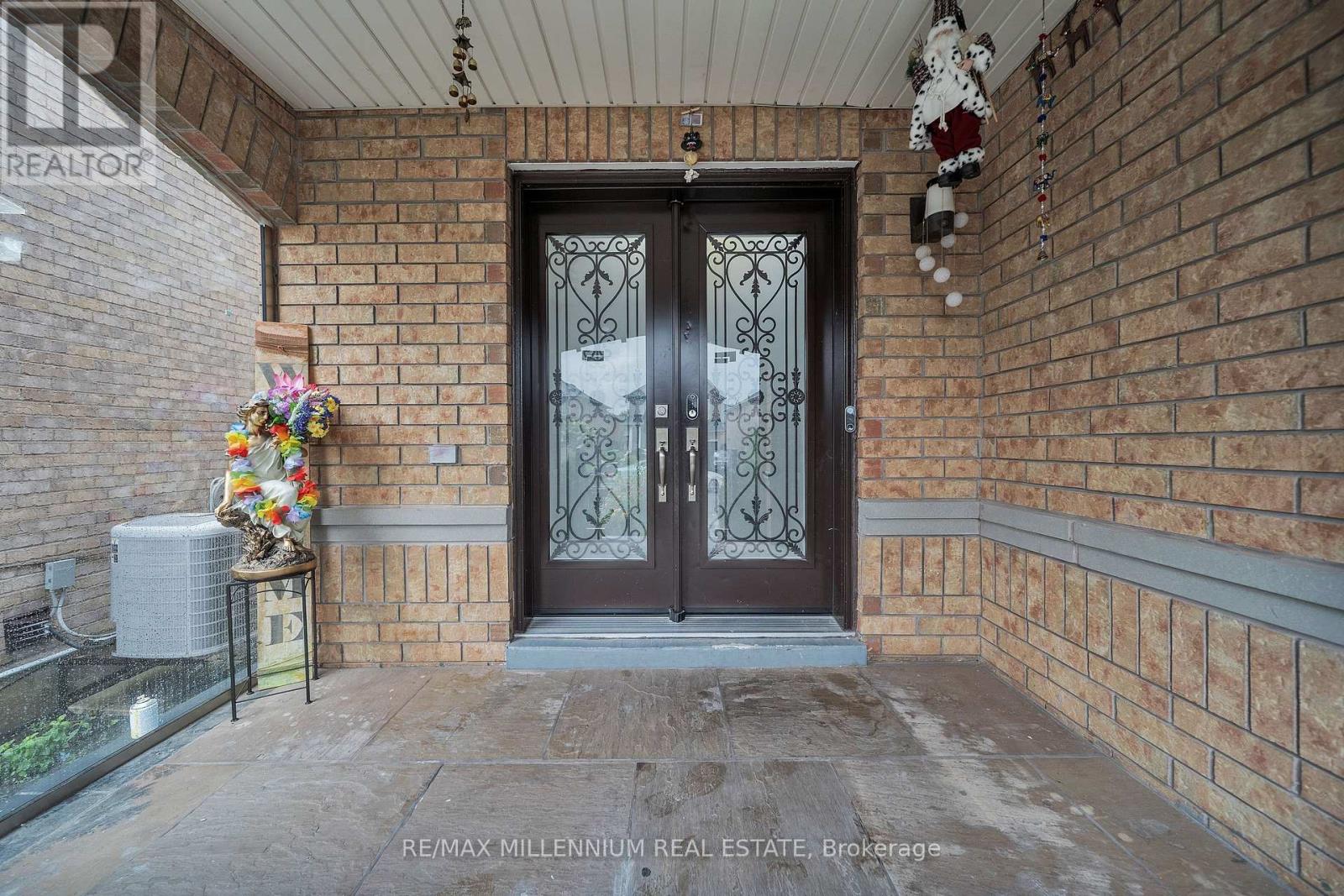 54 Buick Boulevard, Brampton, Ontario  L7A 3X7 - Photo 4 - W13663390