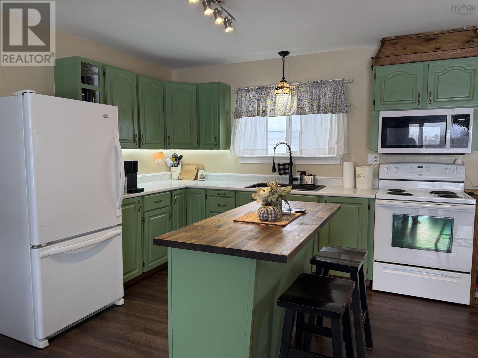 1668 Mackay Street, Westville, Nova Scotia  B0K 2A0 - Photo 4 - 202602471