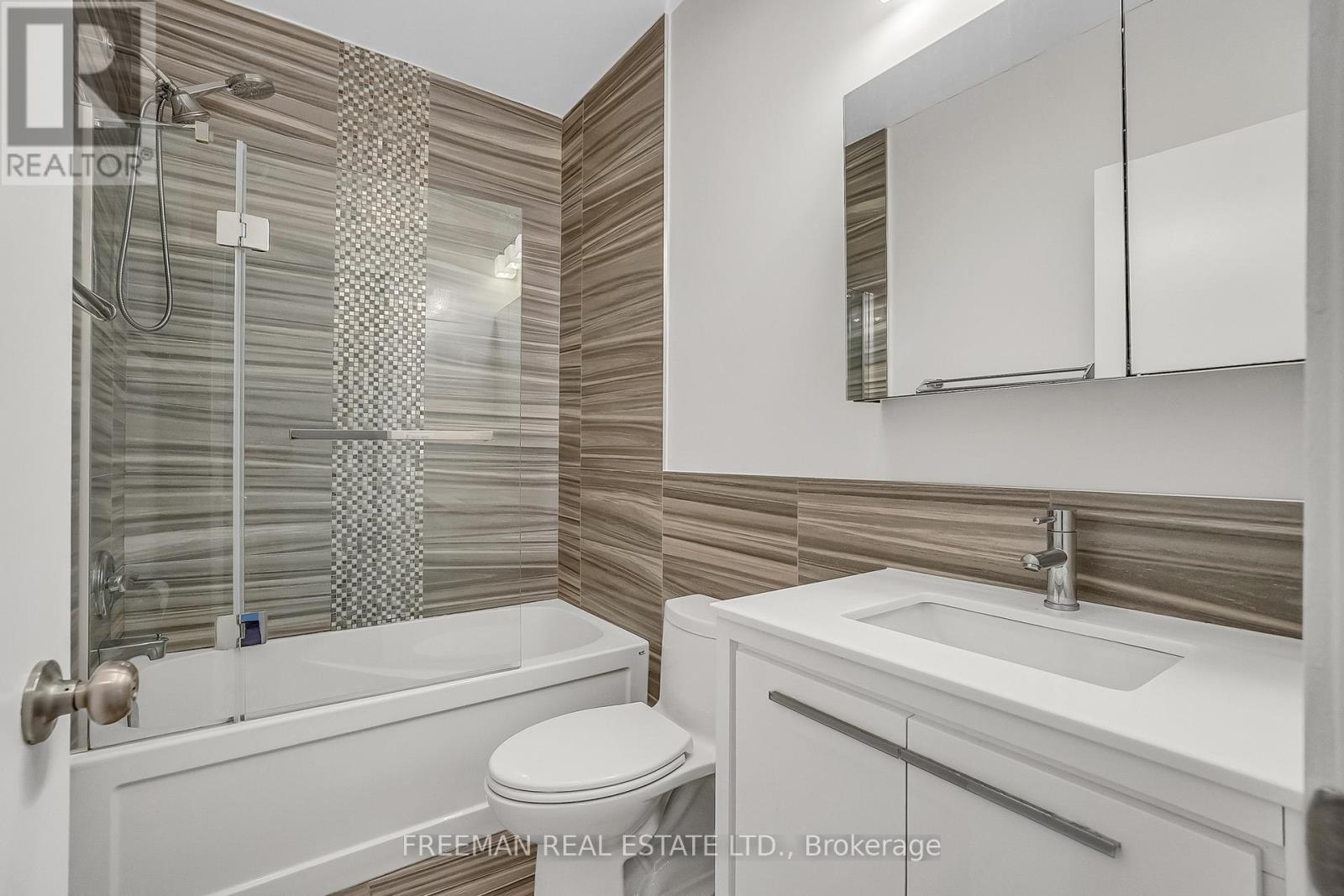 12 Arlington Avenue, Toronto, Ontario  M6G 3K8 - Photo 15 - C13663508