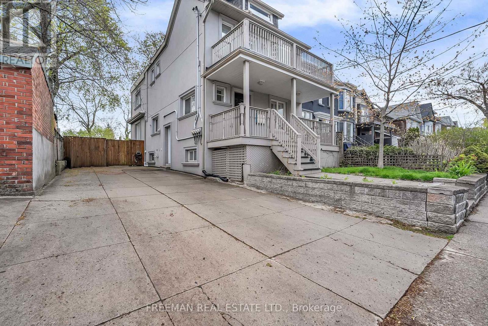 12 Arlington Avenue, Toronto, Ontario  M6G 3K8 - Photo 2 - C13663508