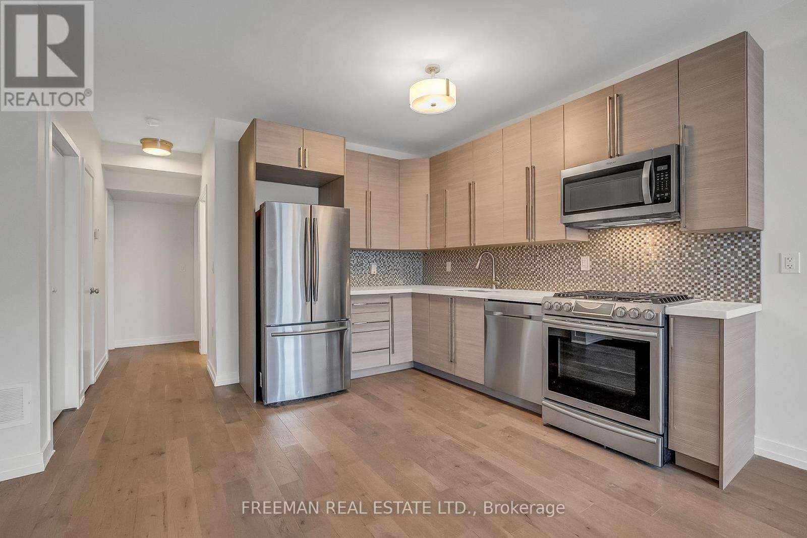 12 Arlington Avenue, Toronto, Ontario  M6G 3K8 - Photo 5 - C13663508