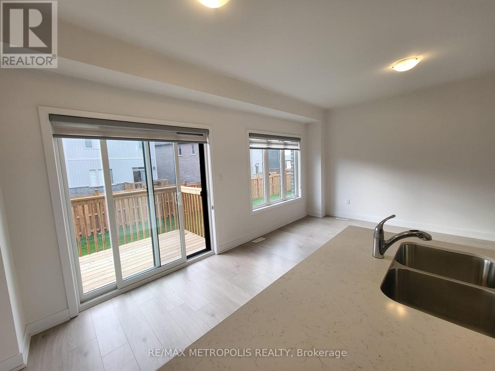 13 Hay Lane, Barrie, Ontario  L9J 0V5 - Photo 6 - S13663630