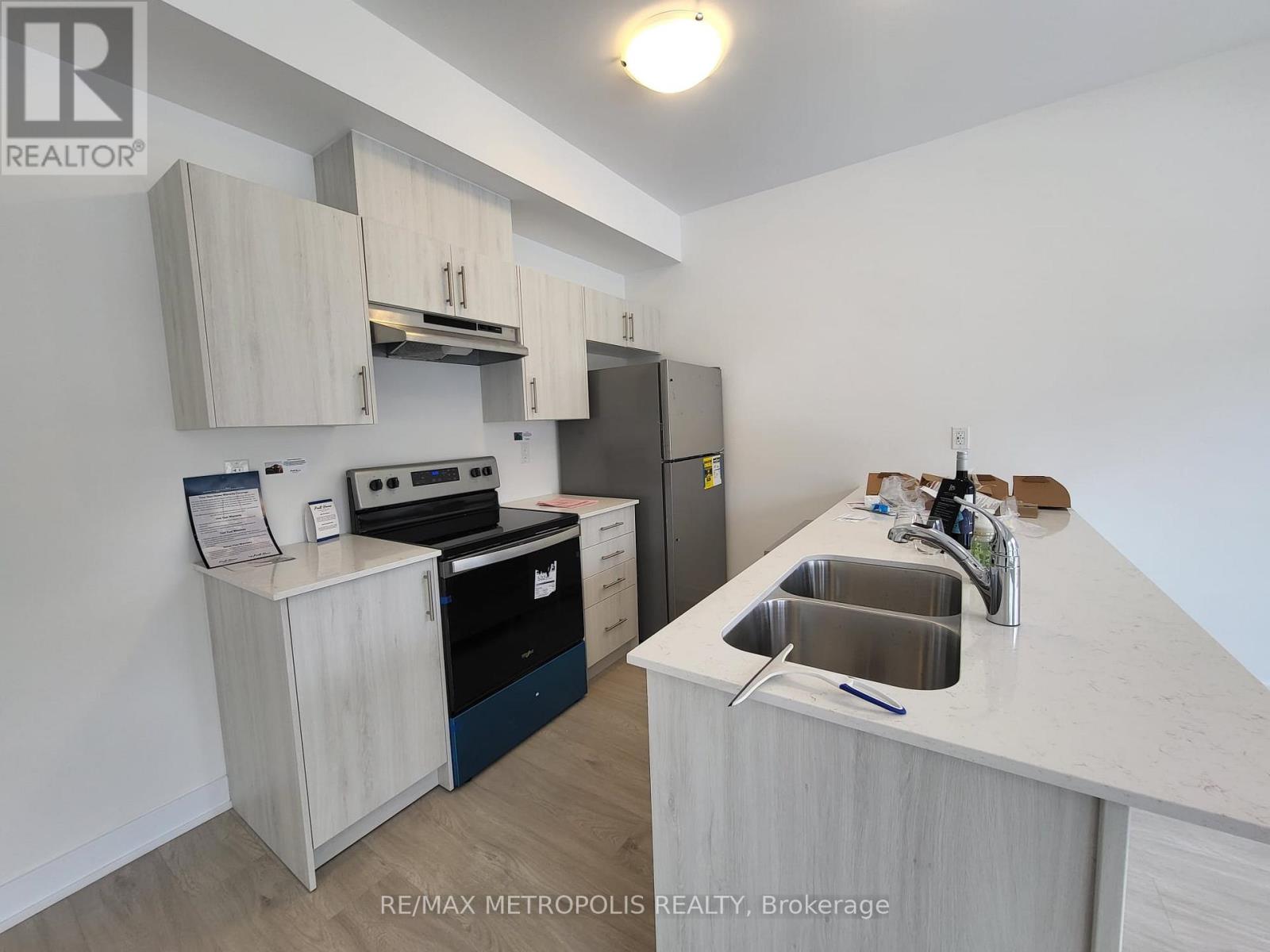 13 Hay Lane, Barrie, Ontario  L9J 0V5 - Photo 7 - S13663630