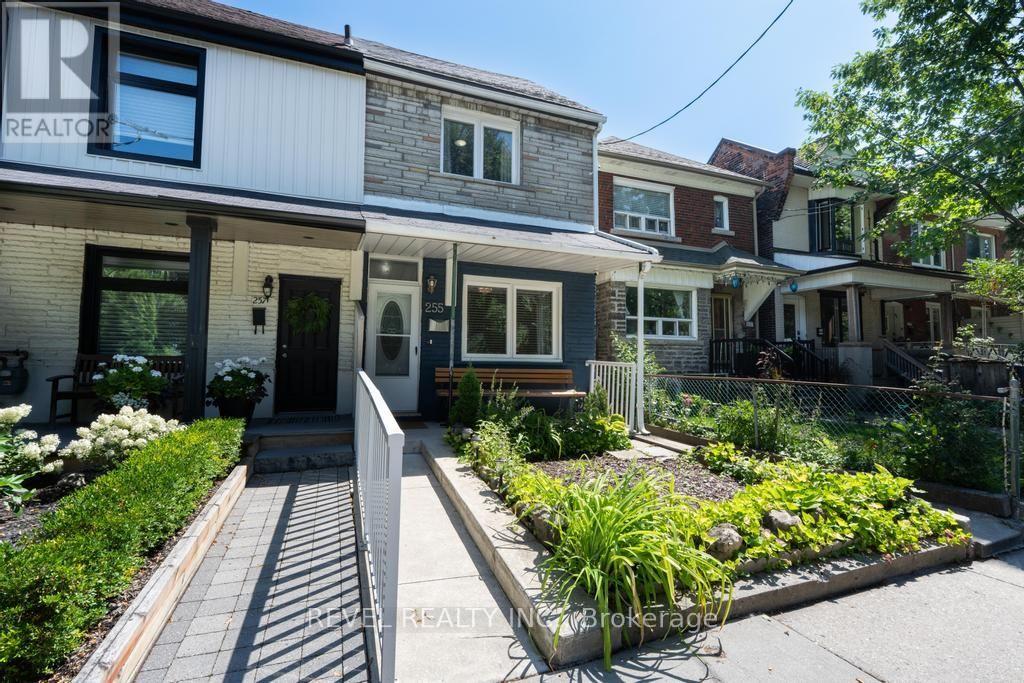 255 Franklin Avenue, Toronto, Ontario  M6P 3Z4 - Photo 3 - W13663436