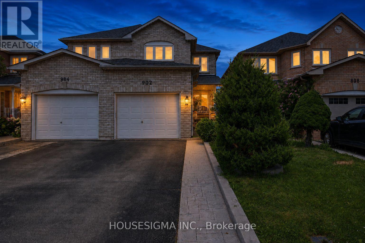 902 Applecroft Circle, Mississauga, Ontario  L5V 2A7 - Photo 1 - W13663460