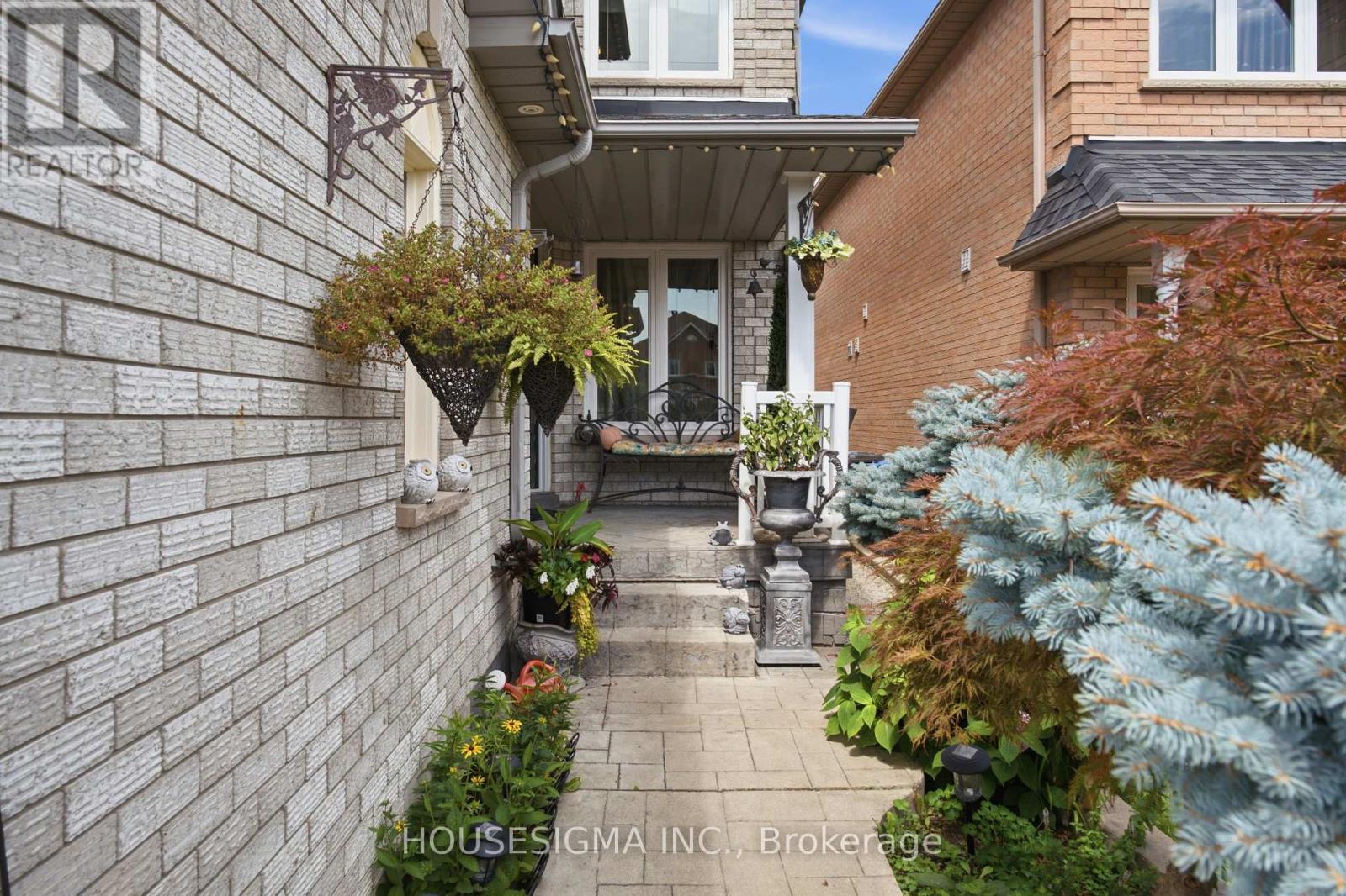 902 Applecroft Circle, Mississauga, Ontario  L5V 2A7 - Photo 3 - W13663460