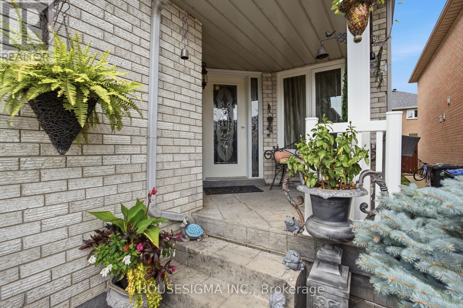 902 Applecroft Circle, Mississauga, Ontario  L5V 2A7 - Photo 4 - W13663460