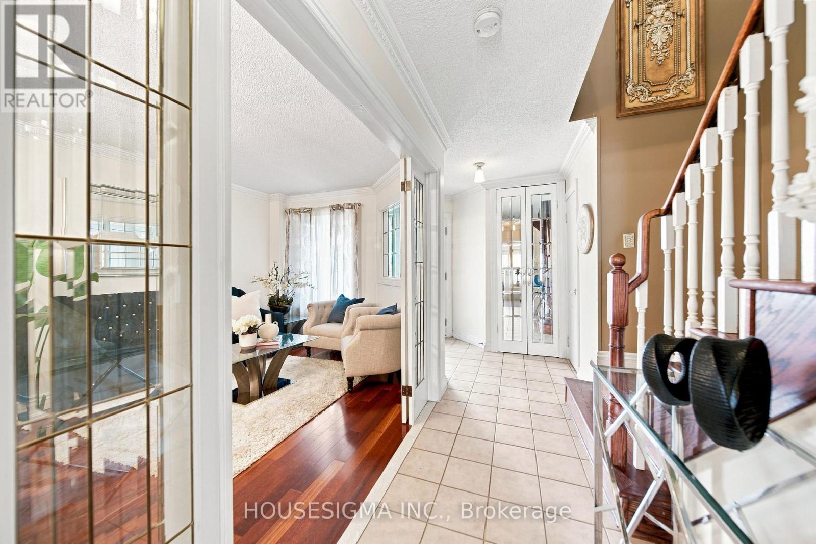 902 Applecroft Circle, Mississauga, Ontario  L5V 2A7 - Photo 5 - W13663460