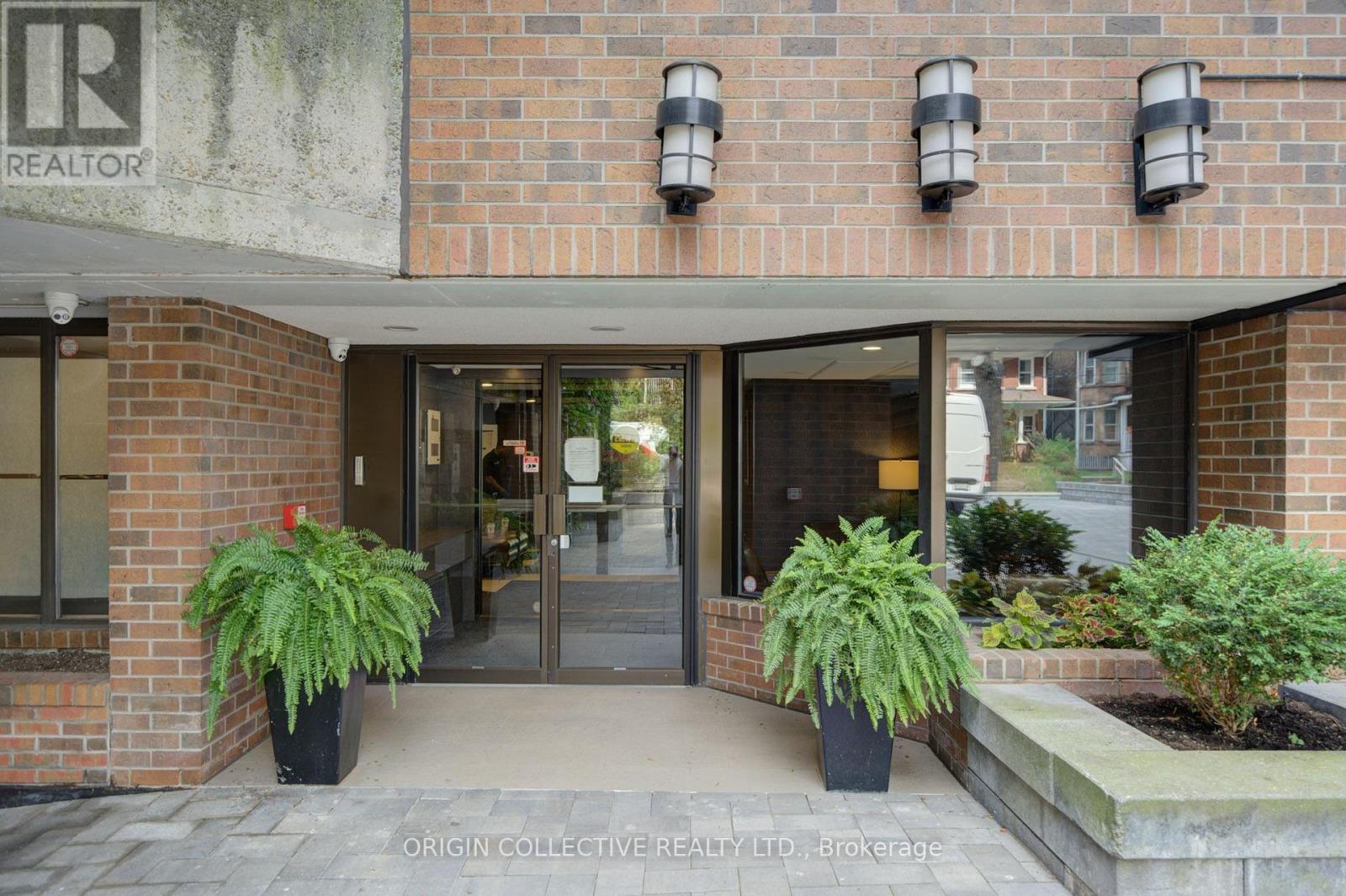 305 - 19 Dundonald Street, Toronto, Ontario  M4Y 1K3 - Photo 3 - C13663676
