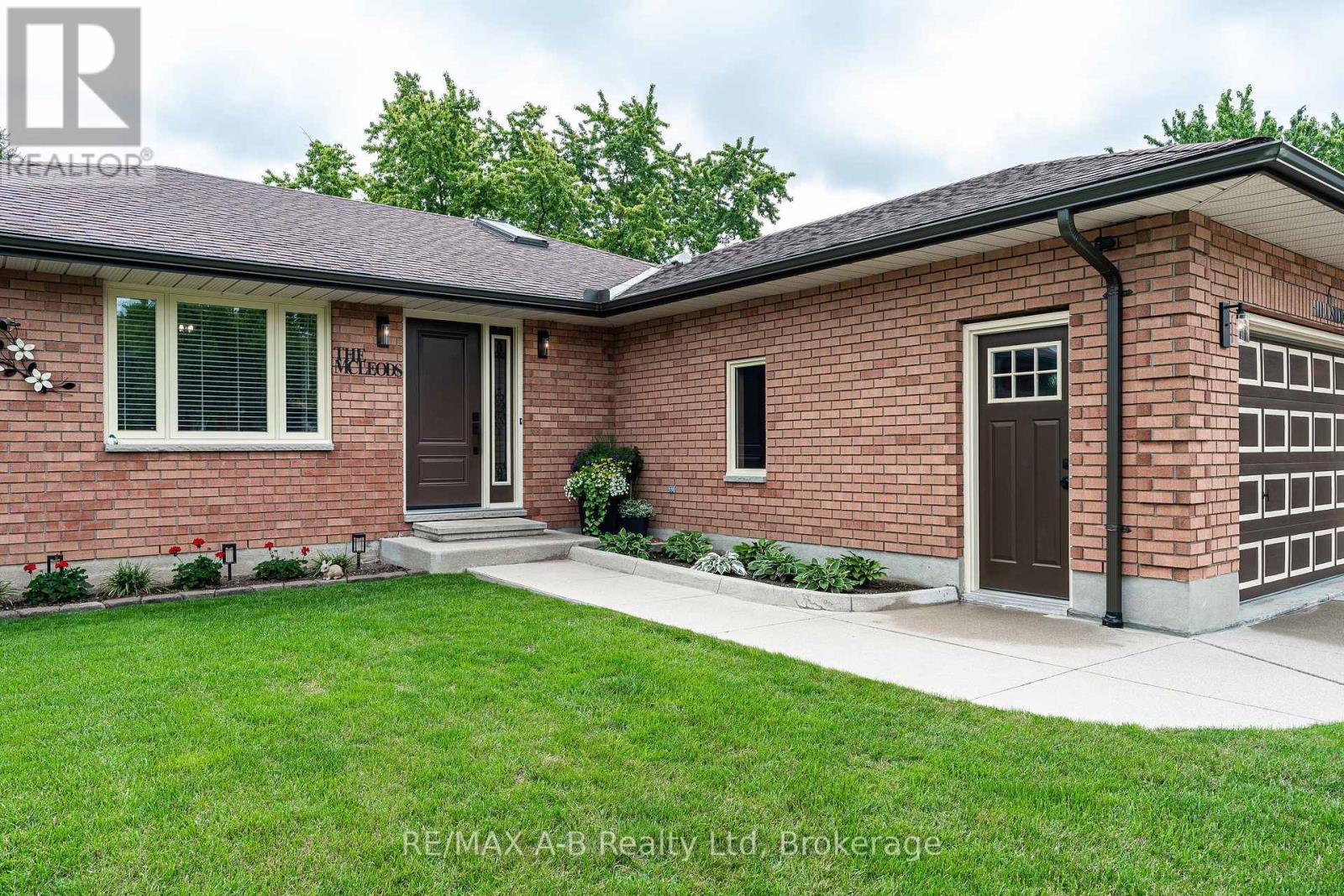 6 Hillside Court, St. Marys, Ontario  N4X 1C3 - Photo 3 - X13663698