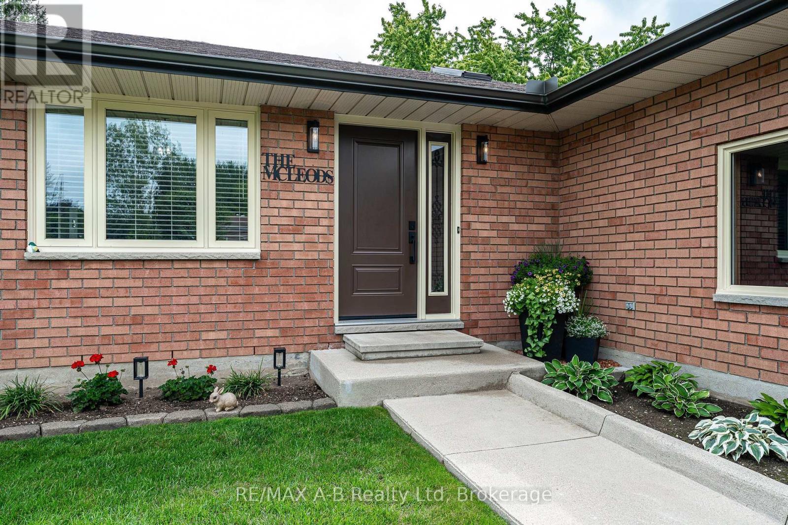 6 Hillside Court, St. Marys, Ontario  N4X 1C3 - Photo 5 - X13663698