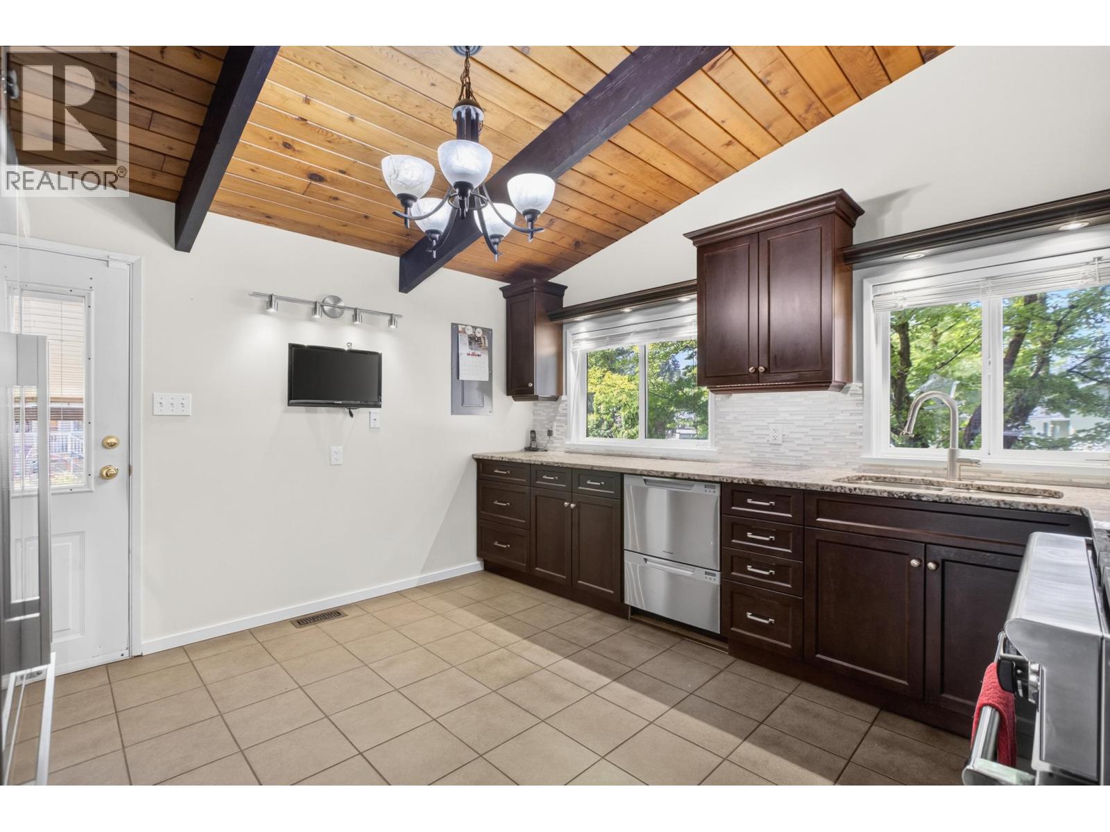 655 Macintosh Street, Coquitlam, British Columbia  V3J 4Y4 - Photo 5 - R3128041