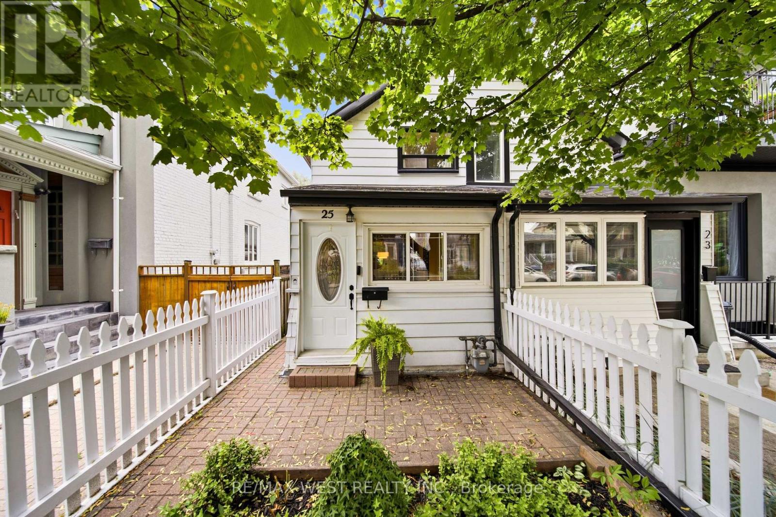 25 BATAVIA AVENUE, Toronto, Ontario