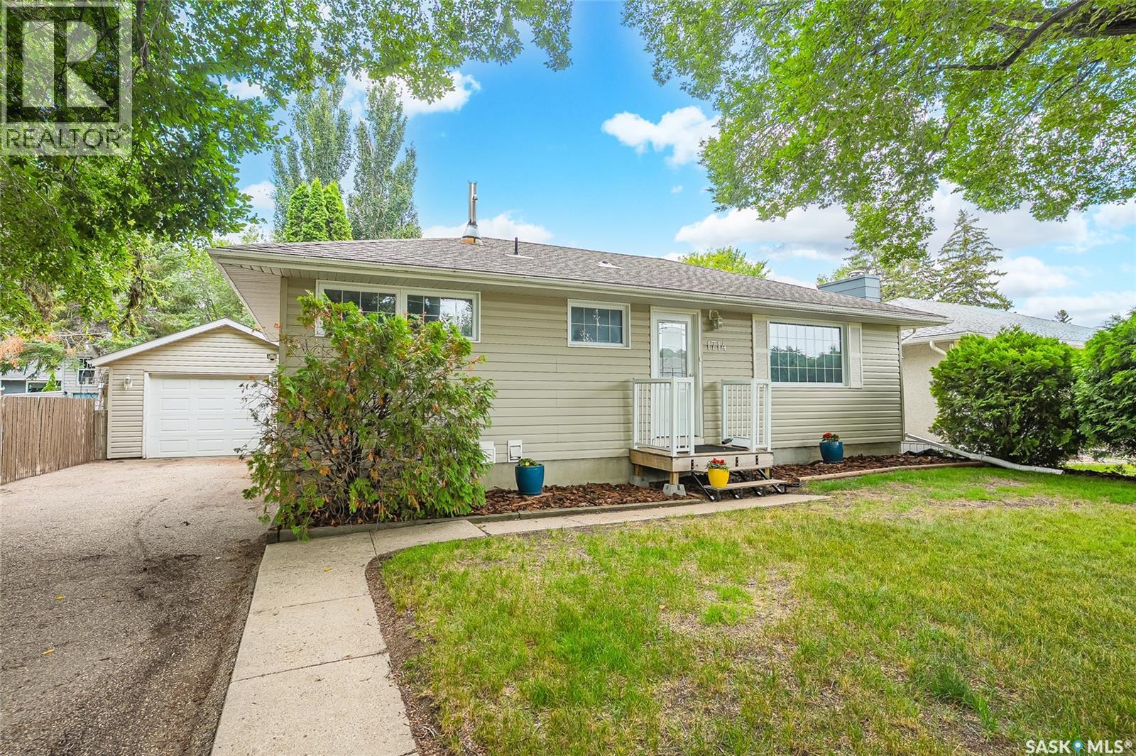 1714 Drinkle Street, Saskatoon, Saskatchewan  S7J 0P7 - Photo 2 - SK045156