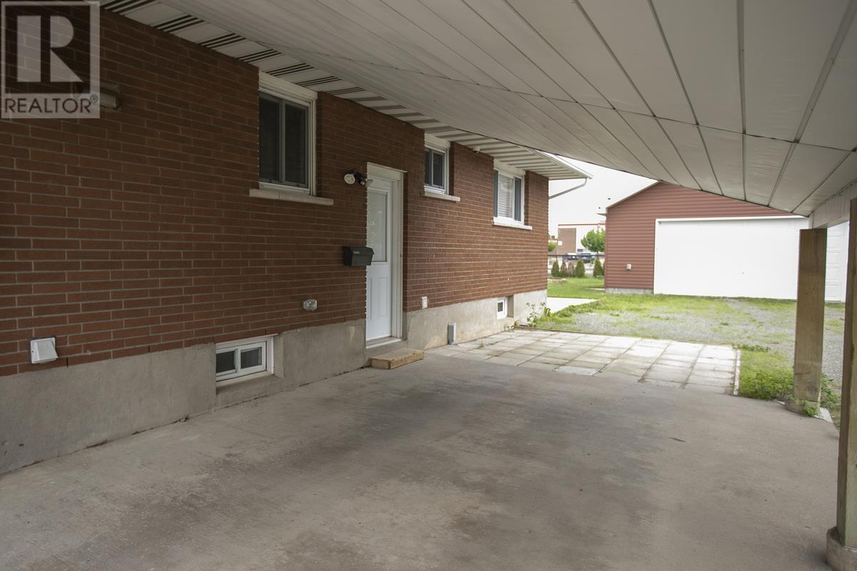 14 Robin St, Sault Ste. Marie, Ontario  P6A 5X9 - Photo 4 - SM261726