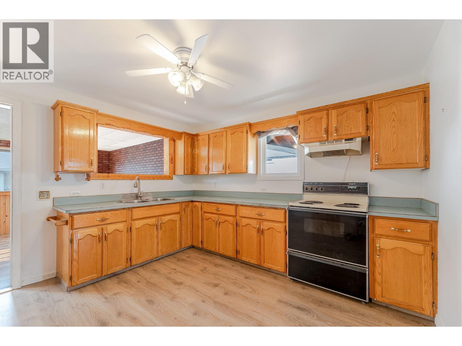 553 Papineau Street, Penticton, British Columbia  V2A 4X6 - Photo 2 - 10397219