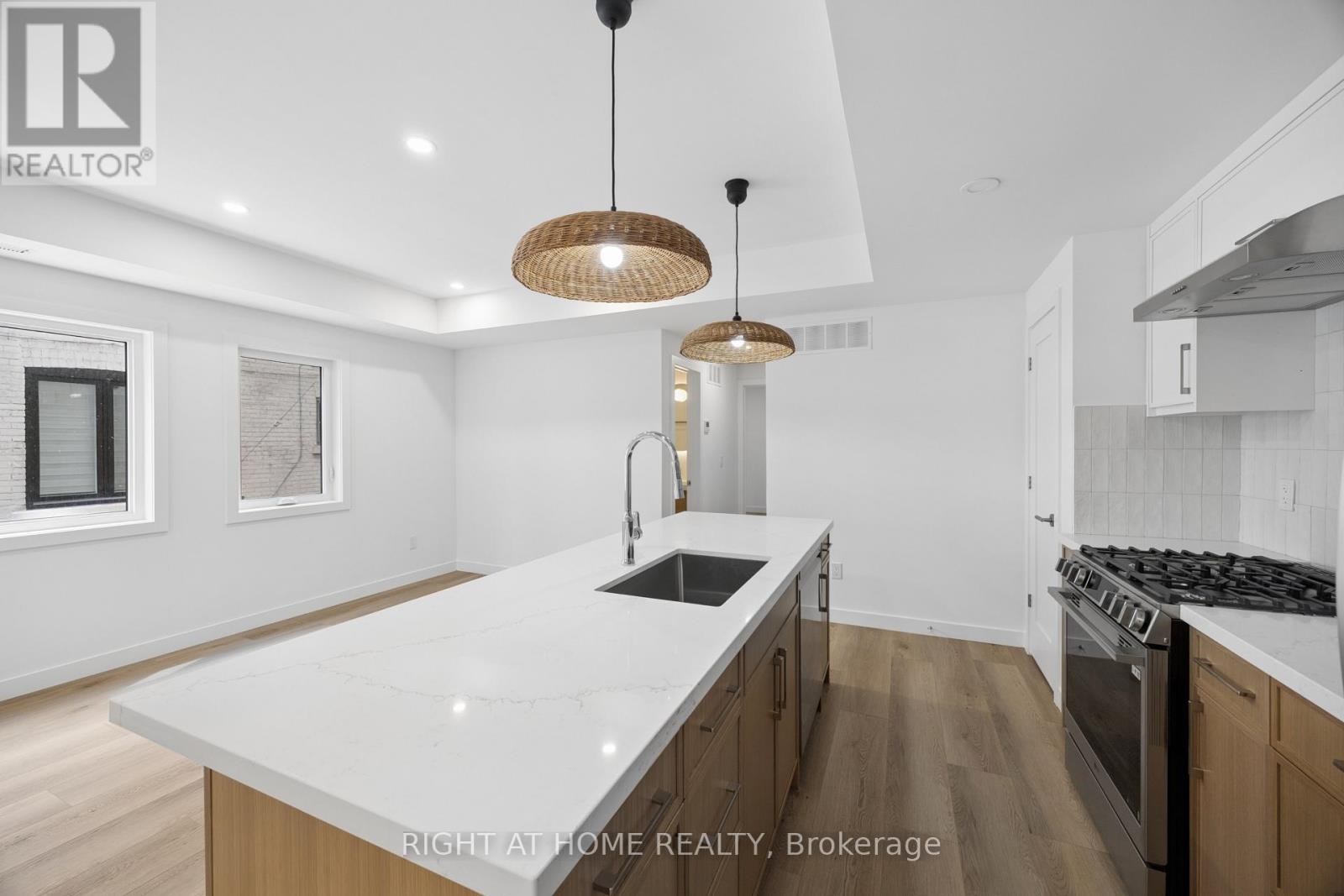 2 - 91 Barton Avenue, Toronto, Ontario  M6G 1P7 - Photo 8 - C13663906
