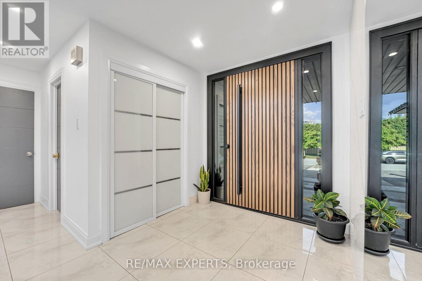 212 Bordeaux Drive, Vaughan, Ontario  L4L 8B6 - Photo 4 - N13664004
