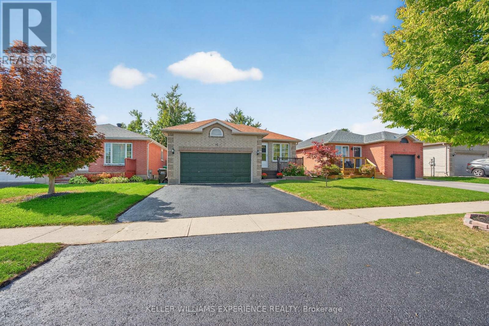 16 LARKIN DRIVE, Barrie, Ontario