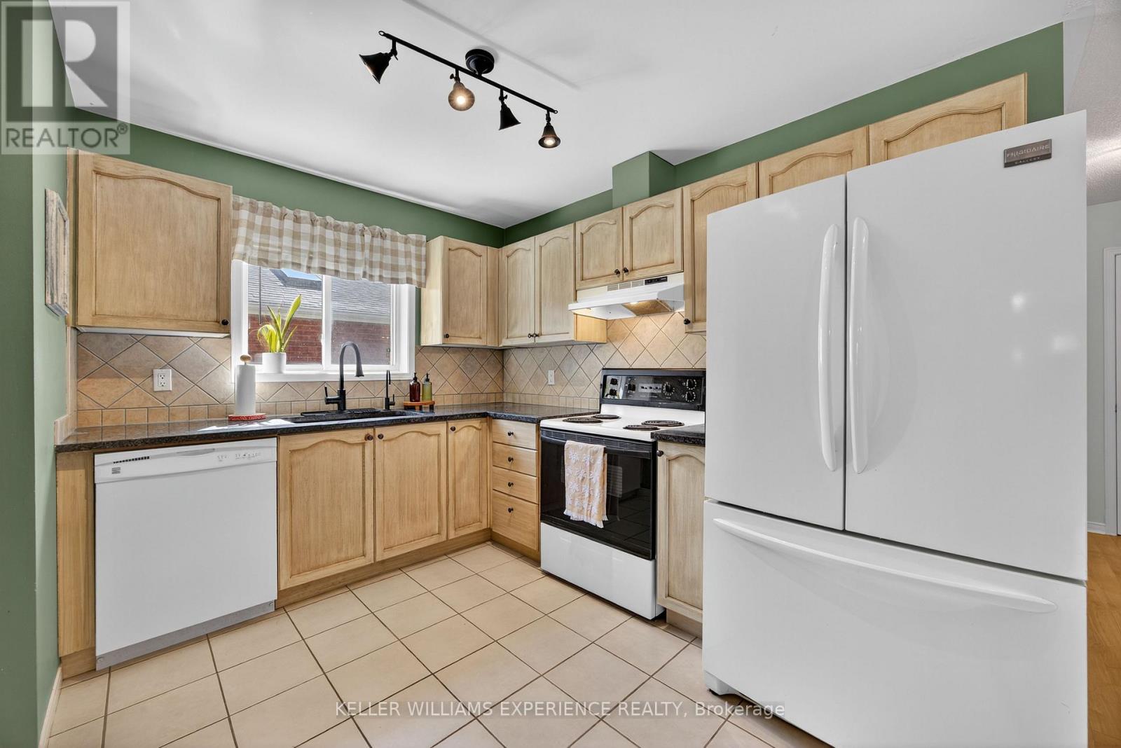 16 Larkin Drive, Barrie, Ontario  L4M 7A9 - Photo 12 - S13663954