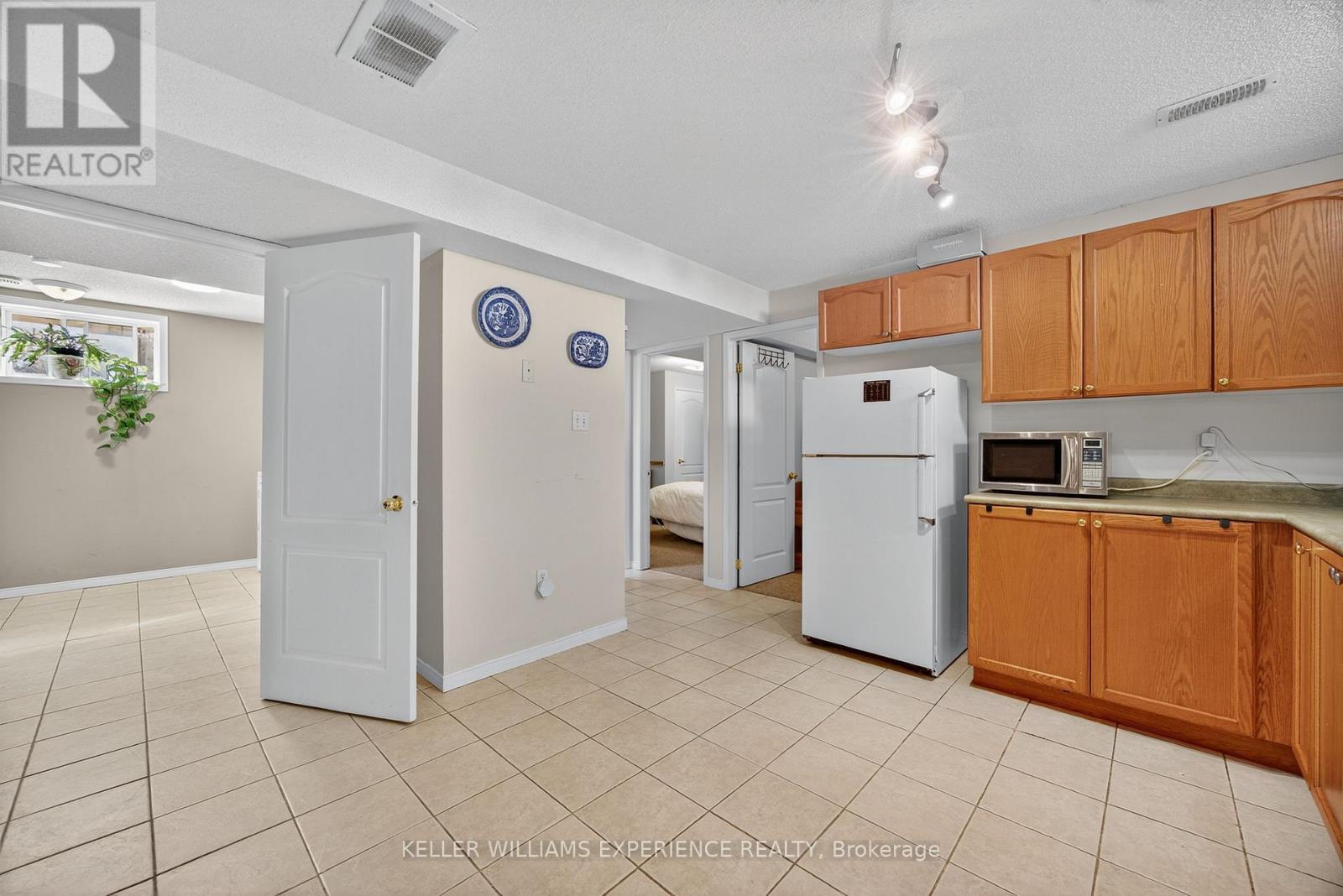 16 Larkin Drive, Barrie, Ontario  L4M 7A9 - Photo 27 - S13663954