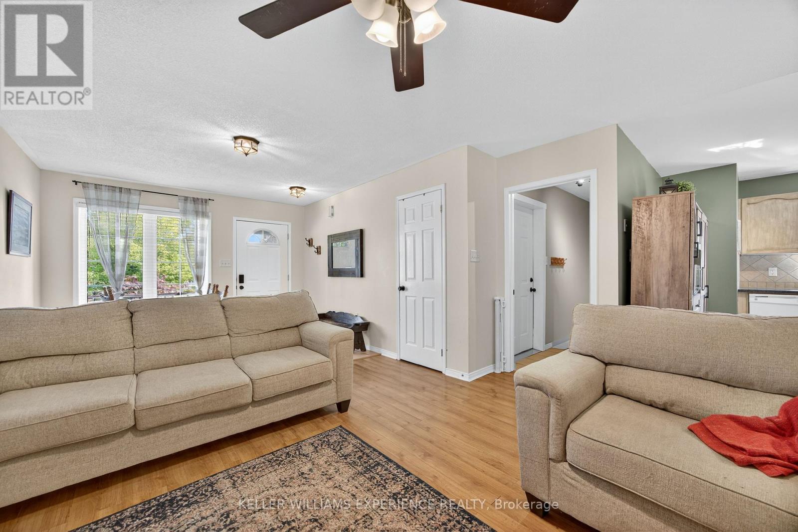 16 Larkin Drive, Barrie, Ontario  L4M 7A9 - Photo 4 - S13663954