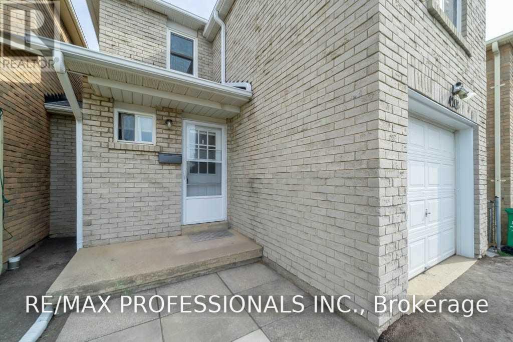 4207 Beacon Lane, Mississauga (Creditview), Ontario  L5C 3V8 - Photo 2 - W13663822
