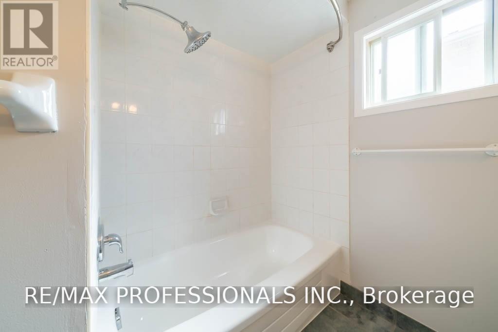4207 Beacon Lane, Mississauga (Creditview), Ontario  L5C 3V8 - Photo 21 - W13663822