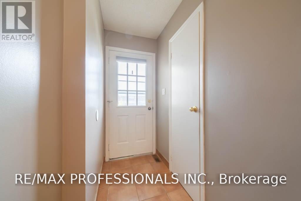 4207 Beacon Lane, Mississauga (Creditview), Ontario  L5C 3V8 - Photo 3 - W13663822