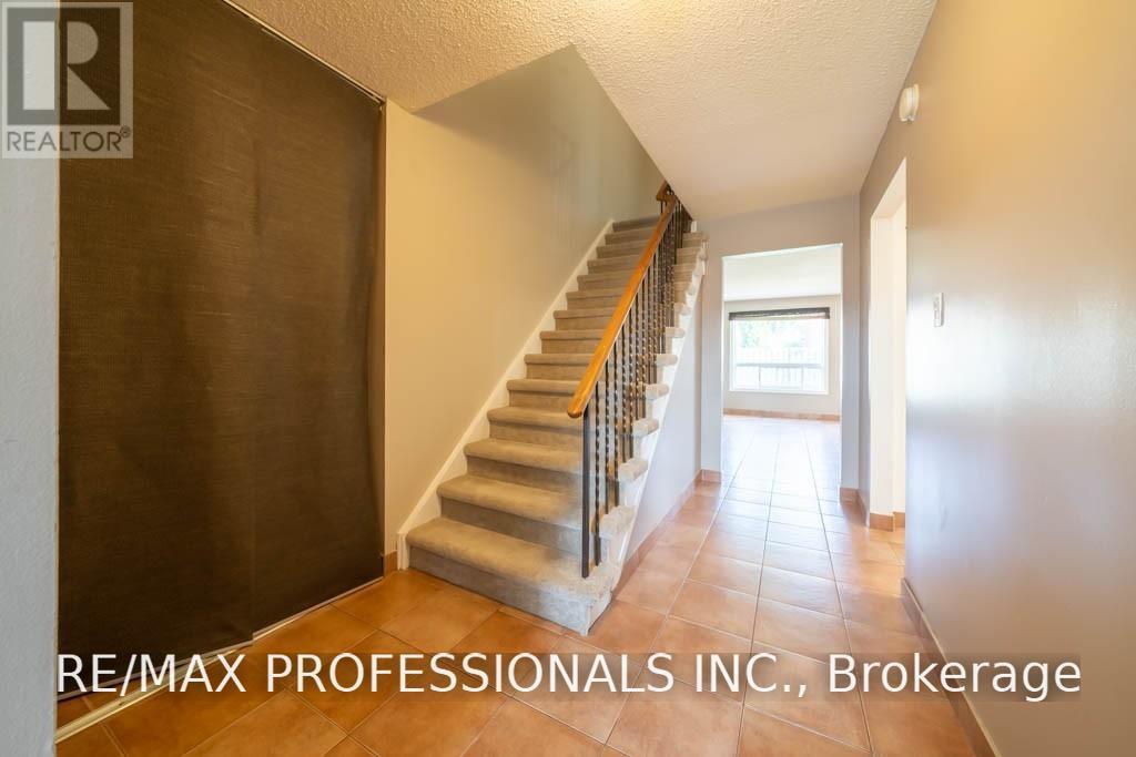 4207 Beacon Lane, Mississauga (Creditview), Ontario  L5C 3V8 - Photo 4 - W13663822